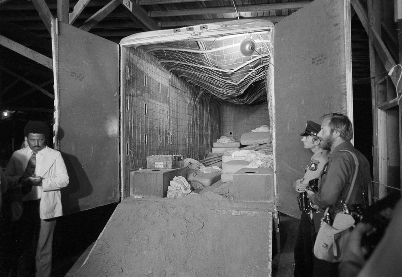 Illustration for article titled Cómo sobrevivieron 26 niños enterrados vivos al secuestro en grupo más grande de la historia de EE.UU.